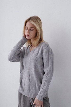 Пуловер с галочками серый