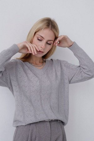 Пуловер с галочками серый