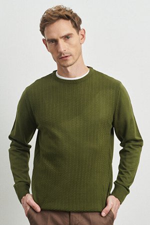 Стильный трикотажный свитер цвета хаки с жаккардовым принтом стандартного кроя