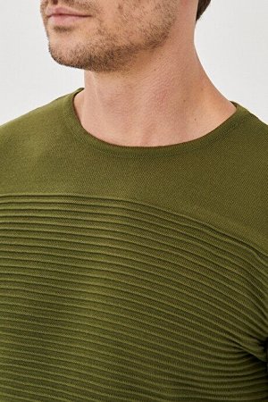 Трикотажный свитер цвета хаки со стандартным кроем и круглым вырезом