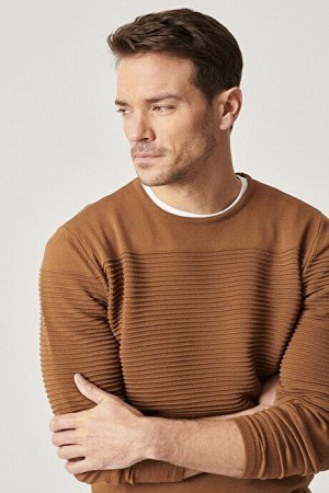 Трикотажный свитер стандартного кроя с круглым вырезом и текстурированным коричным принтом