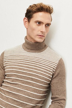 Стандартный крой, классический крой, полная водолазка, детальный свитер из норково-кремового трикотажа