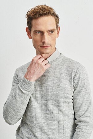Жаккардовый серый трикотажный свитер стандартного кроя с круглым вырезом и защитой от пиллинга