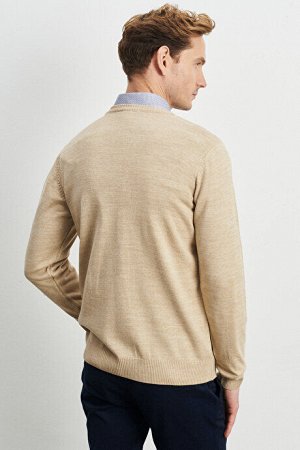 Бежевый трикотажный свитер стандартного кроя с v-образным вырезом и V-образным вырезом