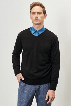 Черный вязаный свитер стандартного кроя с v-образным вырезом и V-образным вырезом