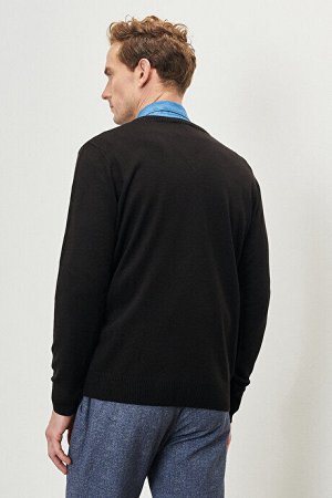 Черный вязаный свитер стандартного кроя с v-образным вырезом и V-образным вырезом