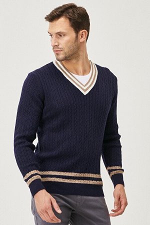Трикотажный свитер стандартного кроя с V-образным вырезом и узором темно-синего цвета цвета экрю