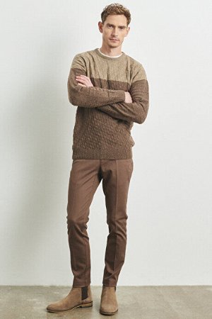 Бежево-коричневый свитер стандартного кроя с круглым вырезом из шерсти с рисунком