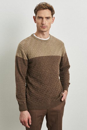 Бежево-коричневый свитер стандартного кроя с круглым вырезом из шерсти с рисунком