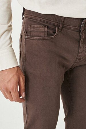 Удобные зауженные коричневые брюки, растягивающиеся во всех направлениях на 360 градусов