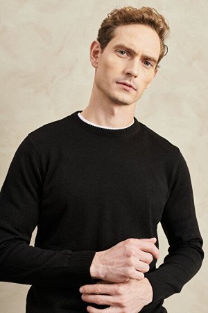 Черный трикотажный свитер стандартного кроя с круглым вырезом и круглым вырезом
