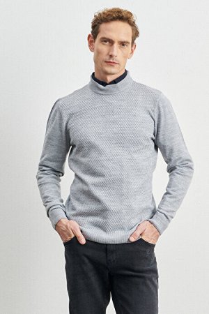 Серый трикотажный свитер стандартного кроя с воротником-стойкой и защитой от скатывания катышек