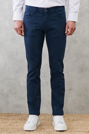Удобные облегающие темно-синие брюки с эластичностью на 360 градусов во всех направлениях