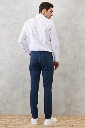 Удобные облегающие темно-синие брюки с эластичностью на 360 градусов во всех направлениях