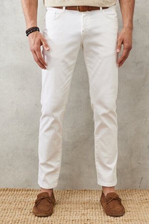 Удобные облегающие белые брюки, растягивающиеся на 360 градусов во всех направлениях