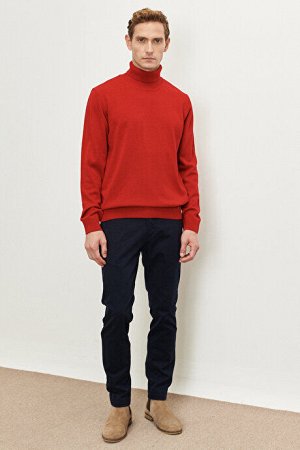 Красный трикотажный свитер стандартного кроя с высоким воротником и высоким воротником