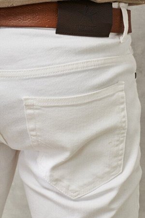 Удобные облегающие белые брюки, растягивающиеся на 360 градусов во всех направлениях