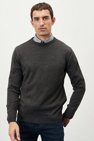 Трикотажный свитер стандартного кроя с круглым вырезом и антрацитово-меланжевым принтом