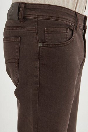 Удобные брюки Slim Fit Slim Fit Slim Fit Гибкие коричневые брюки, которые растягиваются во всех направлениях на 360 градусов