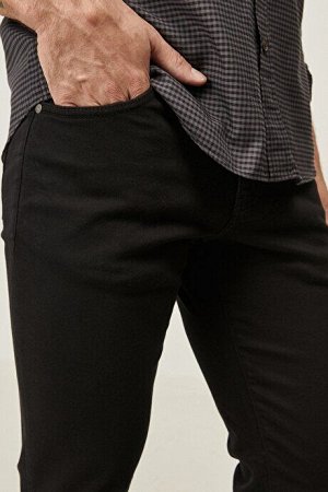 Черные брюки узкого кроя, эластичные во всех направлениях, на 360 градусов