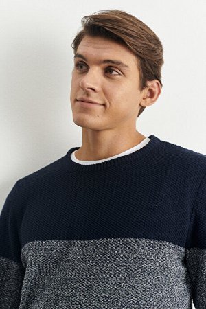 Темно-сине-кремовый вязаный свитер стандартного кроя Recycle с круглым вырезом и узором