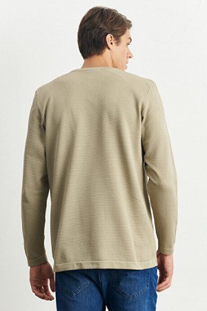 Мягкий бежевый текстурированный трикотажный свитер стандартного кроя с круглым вырезом