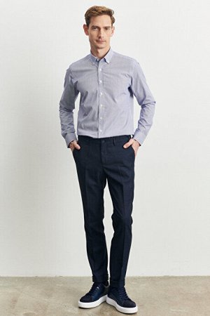 Темно-синие брюки узкого кроя с эластичной резинкой на талии и боковыми карманами