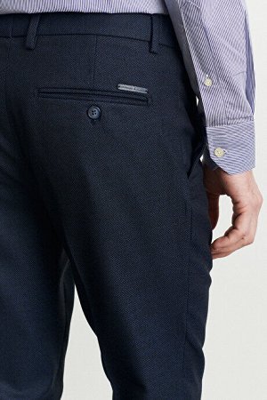 Темно-синие брюки узкого кроя с эластичной резинкой на талии и боковыми карманами
