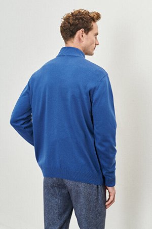 Трикотажный свитер цвета индиго стандартного кроя с высоким воротником и воротником-стойкой