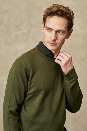 Трикотажный свитер стандартного кроя с круглым вырезом цвета хаки