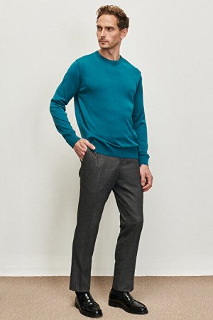 Трикотажный свитер бензинового цвета стандартного кроя с круглым вырезом и круглым вырезом