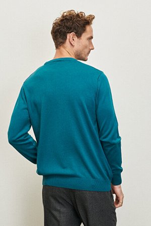 Трикотажный свитер бензинового цвета стандартного кроя с круглым вырезом и круглым вырезом