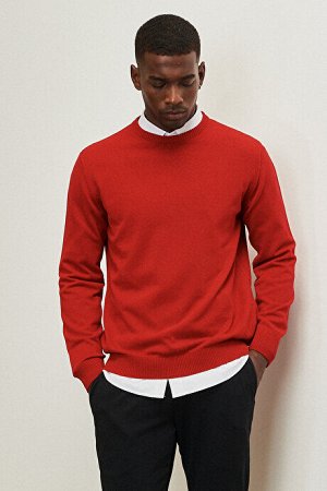Красный трикотажный свитер стандартного кроя с круглым вырезом стандартного кроя