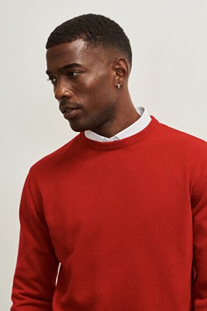 Красный трикотажный свитер стандартного кроя с круглым вырезом стандартного кроя