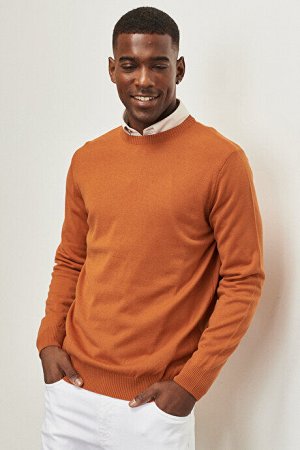 Трикотажный свитер стандартного кроя с круглым вырезом и круглым вырезом