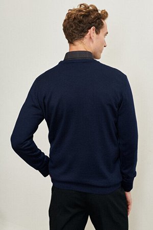 Шерстяной удобный темно-синий трикотажный свитер стандартного кроя с круглым вырезом и круглым вырезом стандартного кроя