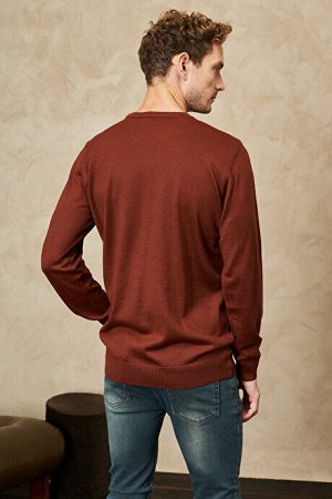 Шерстяной удобный трикотажный свитер стандартного кроя с круглым вырезом и круглым вырезом