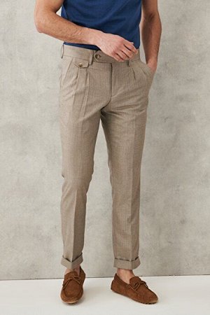 Бежевые брюки узкого кроя с боковыми карманами и эластичной резинкой на талии с рисунком