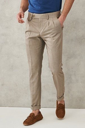 Бежевые брюки узкого кроя с боковыми карманами и эластичной резинкой на талии с рисунком