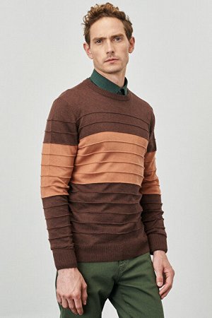 Трикотажный свитер стандартного кроя с круглым вырезом и узором из коричневой меланжевой плитки