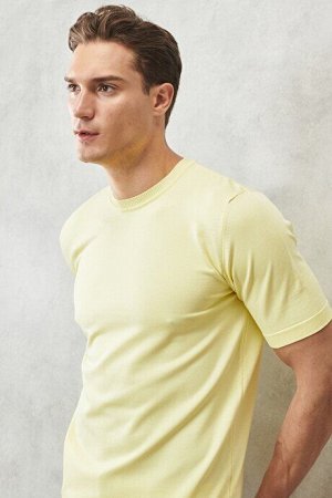 Стандартный крой Нормальный покрой с круглым вырезом Светло-желтая трикотажная футболка