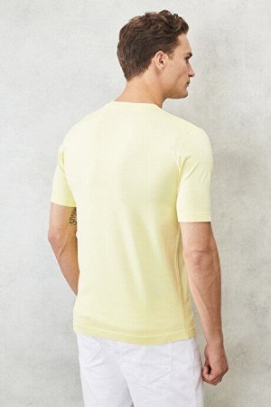 Стандартный крой Нормальный покрой с круглым вырезом Светло-желтая трикотажная футболка