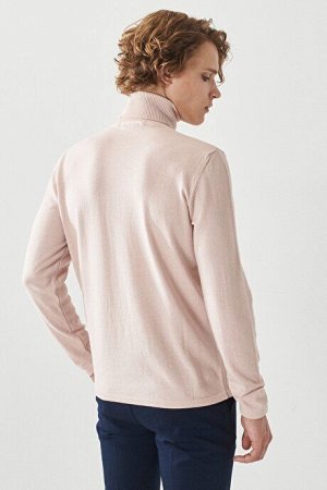 Теплый хлопковый розовый трикотажный свитер с высоким воротником стандартного кроя
