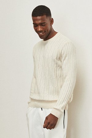 Жаккардовый шерстяной трикотажный свитер стандартного кроя с круглым вырезом цвета экрю
