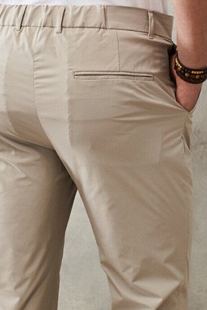 Бежевые брюки узкого кроя с боковыми карманами