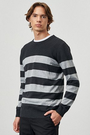 Трикотажный свитер стандартного кроя с круглым вырезом и узором антрацитово-серого цвета