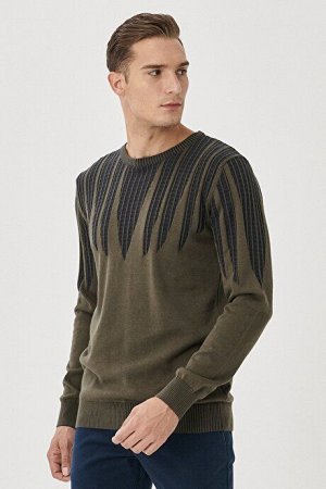 Теплый жаккардовый свитер из 100 % хлопка стандартного кроя с круглым вырезом цвета хаки и темно-синего трикотажа