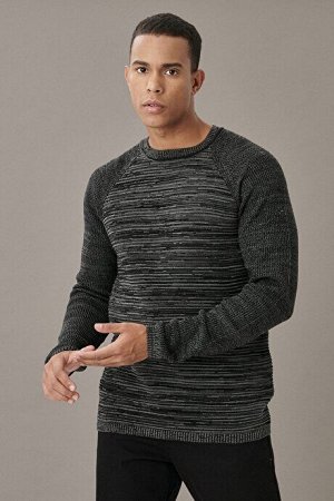 Черный трикотажный свитер стандартного кроя с круглым вырезом и узором