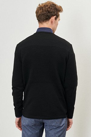 Черный трикотажный свитер стандартной посадки с круглым вырезом и вырезом под горло