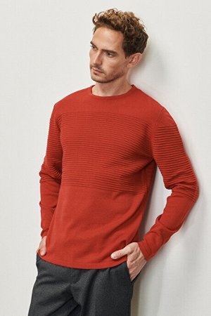 Красный трикотажный свитер стандартного кроя с круглым вырезом